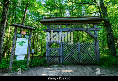 Das Eingangstor zu den streng geschützten Bereich von Bialowieza Nationalpark, Polen. Juli, 2017. Stockfoto