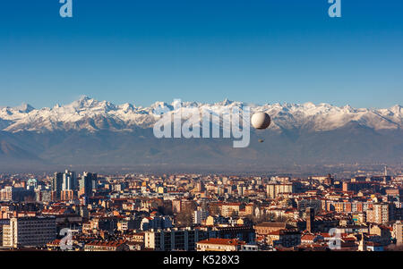 Panorama von Turin, mit den Alpen im Hintergrund und einem Heißluft-Ballon, Turin, Italien Stockfoto