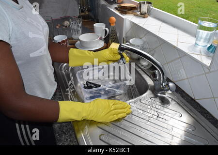 Weibliche Hände waschen Gerichte Stockfoto