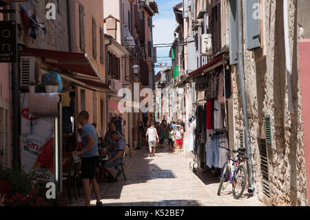 Rovinj, Kroatien - Juli 2017: eine geschäftige Straße in Rovinj Stockfoto