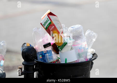 BUDAPEST, Ungarn - 19 August 2017: Straße Mülltonnen sind mit Mülltonnen mit plastikflaschen von Scans bis oben gefüllt. Stockfoto