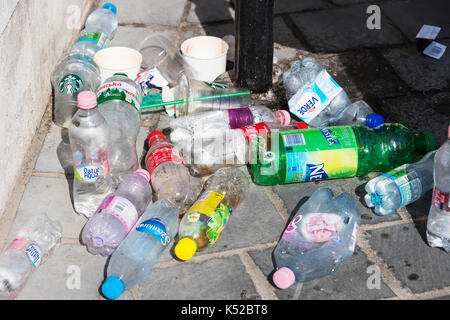 BUDAPEST, Ungarn - 19 August 2017: Straße Mülltonnen sind mit Mülltonnen mit plastikflaschen von Scans bis oben gefüllt. Stockfoto