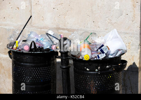 BUDAPEST, Ungarn - 19 August 2017: Straße Mülltonnen sind mit Mülltonnen mit plastikflaschen von Scans bis oben gefüllt. Stockfoto