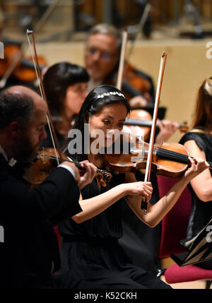 Die Mitglieder des Royal Liverpool Philharmonic Orchestra während 25 Classic FM's Geburtstag Konzert in der Liverpool Philharmonic Hall. Classic FM gestartet vor 25 Jahren heute und jetzt beliebtesten klassischen Music Station in Großbritannien. PRESS ASSOCIATION Foto. Bild Datum: Donnerstag, 7. September 2017. Photo Credit: Matt Crossick/PA-Kabel Stockfoto