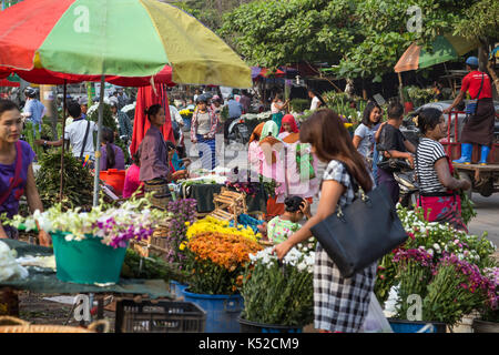 Die Leute an der belebten Htin Ton Taik Blumenmarkt in Mandalay, Myanmar (Birma). Stockfoto