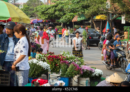 Die Leute an der belebten Htin Ton Taik Blumenmarkt in Mandalay, Myanmar (Birma). Stockfoto