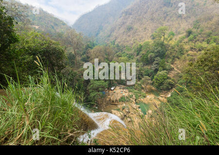 Malerische Aussicht auf ein Tal aus der Dat-Taw Gyaint (auch bekannt als Anisakan) Wasserfall in der Nähe von Mandalay in Myanmar (Burma) an einem sonnigen Tag. Stockfoto