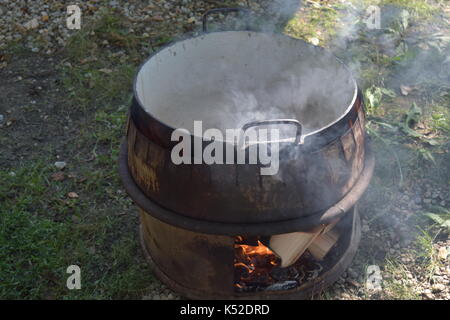 Großen Topf Eintopf vorbereiten Stockfoto