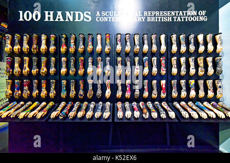 Falmouth Cornwall National Maritime Museum Hand und Arm Tattoos Stockfoto