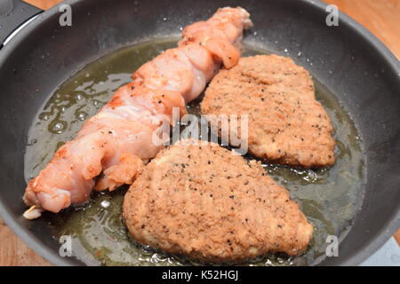 Hähnchenfilets mit hähnchenspieße in einer Pfanne Stockfoto