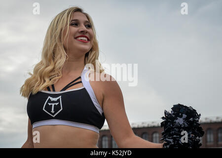 September 02, 2017. Toronto, Kanada - Cheerleader auf dem Feld vor Super 8 s Runde 4 Spiel zwischen Toronto Wolfpack (Kanada) vs Whitehaven RLFC (Einheit Stockfoto