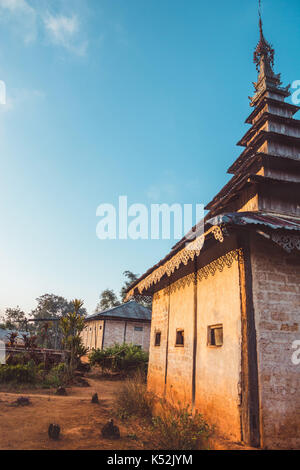 Gebäude in einem abgelegenen Kloster auf dem Berg der Shan Staat, Myanmar. Stockfoto