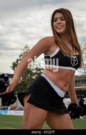 September 02, 2017. Toronto, Kanada - Cheerleader auf dem Feld vor Super 8 s Runde 4 Spiel zwischen Toronto Wolfpack (Kanada) vs Whitehaven RLFC (Einheit Stockfoto