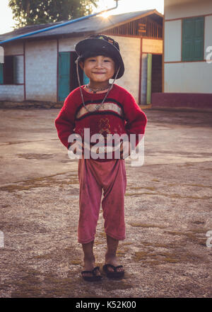 Shan Staat, Myanmar Dez. 26, 2013. Ein Junge, Lächeln für die Kamera außerhalb seiner Buddhistischen Montessori home in ländlichen Myanmar (Birma) Stockfoto