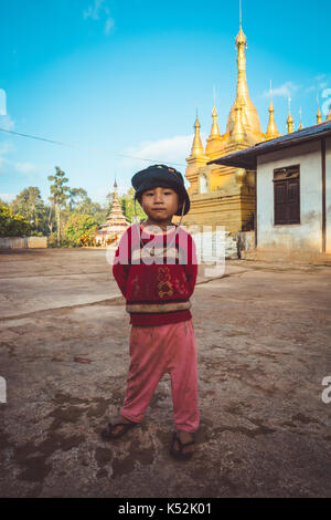 Shan Staat, Myanmar Dez. 26, 2013. Ein Junge, Lächeln für die Kamera außerhalb seiner Buddhistischen Montessori home in ländlichen Myanmar (Birma) Stockfoto