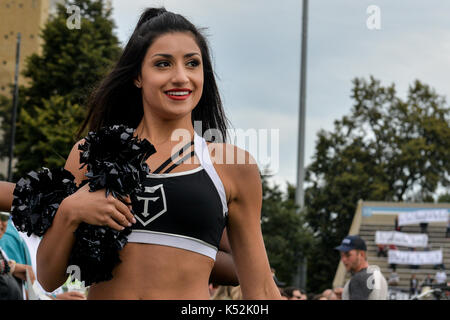September 02, 2017. Toronto, Kanada - Cheerleader auf dem Feld vor Super 8 s Runde 4 Spiel zwischen Toronto Wolfpack (Kanada) vs Whitehaven RLFC (Einheit Stockfoto