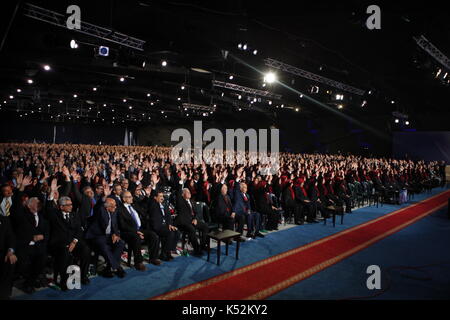 Tirana, Albanien. 06 Sep, 2017. Maryam Rajavi gratuliert Zahra Merrikhi für ihre Wahl als neuer Generalsekretär des iranischen Opposition, Organisation der Volksmojahedin des Iran (PMOI/MEK) in einem der MEK-Zentren. Merrikhi, ein Veteran Mitglied der PMOI versprach, alle Ressourcen der PMOI zu Freiheit und Demokratie im Iran zu etablieren. Credit: siavosh Hosseini/Pacific Press/Alamy leben Nachrichten Stockfoto