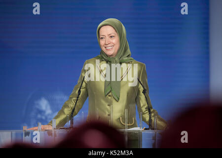 Tirana, Albanien. 06 Sep, 2017. Maryam Rajavi gratuliert (nicht gesehen) Zahra Merrikhi für ihre Wahl als neuer Generalsekretär des iranischen Opposition, Organisation der Volksmojahedin des Iran (PMOI/MEK) in einem der MEK-Zentren. Merrikhi, ein Veteran Mitglied der PMOI versprach, alle Ressourcen der PMOI zu Freiheit und Demokratie im Iran zu etablieren. Credit: siavosh Hosseini/Pacific Press/Alamy leben Nachrichten Stockfoto