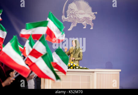 Tirana, Albanien. 06 Sep, 2017. Maryam Rajavi gratuliert (nicht gesehen) Zahra Merrikhi für ihre Wahl als neuer Generalsekretär des iranischen Opposition, Organisation der Volksmojahedin des Iran (PMOI/MEK) in einem der MEK-Zentren. Merrikhi, ein Veteran Mitglied der PMOI versprach, alle Ressourcen der PMOI zu Freiheit und Demokratie im Iran zu etablieren. Credit: siavosh Hosseini/Pacific Press/Alamy leben Nachrichten Stockfoto