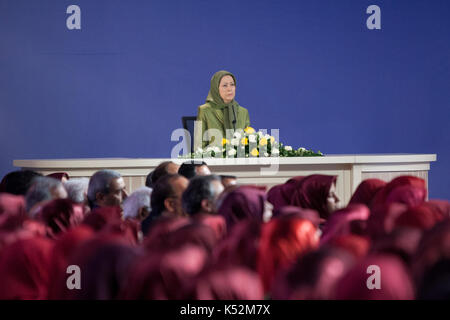 Tirana, Albanien. 06 Sep, 2017. Maryam Rajavi gratuliert Zahra Merrikhi für ihre Wahl als neuer Generalsekretär des iranischen Opposition, Organisation der Volksmojahedin des Iran (PMOI/MEK) in einem der MEK-Zentren. Merrikhi, ein Veteran Mitglied der PMOI versprach, alle Ressourcen der PMOI zu Freiheit und Demokratie im Iran zu etablieren. Credit: siavosh Hosseini/Pacific Press/Alamy leben Nachrichten Stockfoto