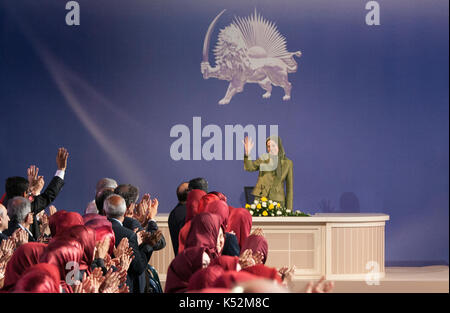 Tirana, Albanien. 06 Sep, 2017. Maryam Rajavi gratuliert Zahra Merrikhi für ihre Wahl als neuer Generalsekretär des iranischen Opposition, Organisation der Volksmojahedin des Iran (PMOI/MEK) in einem der MEK-Zentren. Merrikhi, ein Veteran Mitglied der PMOI versprach, alle Ressourcen der PMOI zu Freiheit und Demokratie im Iran zu etablieren. Credit: siavosh Hosseini/Pacific Press/Alamy leben Nachrichten Stockfoto