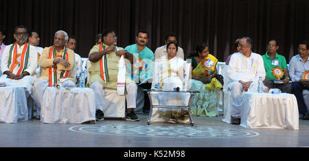 Kolkata, Indien. 07 Sep, 2017. West Bengal Chief Minister Mamata Banerjee zusammen mit anderen staatlichen Minister in einer Sitzung der Regierung von Westbengalen Mitarbeiter Föderation treffen. Credit: Saikat Paul/Pacific Press/Alamy leben Nachrichten Stockfoto