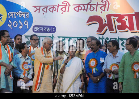 Kolkata, Indien. 07 Sep, 2017. West Bengal Chief Minister Mamata Banerjee zusammen mit anderen staatlichen Minister in einer Sitzung der Regierung von Westbengalen Mitarbeiter Föderation treffen. Credit: Saikat Paul/Pacific Press/Alamy leben Nachrichten Stockfoto