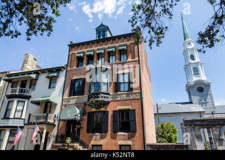 Savannah Georgia, historisches Viertel, Chippewa Square, Foley House Inn, Bed & Breakfast, Spukhaus, außen, unabhängige Presbyterianische Kirche, Kirchturm, USA Stockfoto