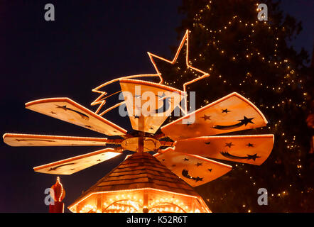 Weihnachtspyramide auf dem Weihnachtsmarkt in Erbach im Odenwald, Hessen, Deutschland Stockfoto