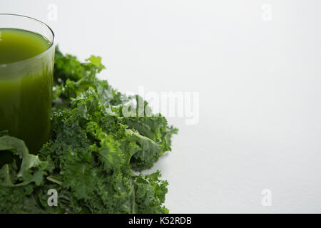 In der Nähe von frischem Saft von grünkohl auf weißem Hintergrund Stockfoto