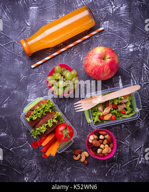 Schule Mittagessen. Salate, Sandwiches, Früchte und Nüsse