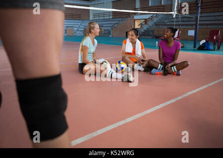 Lächelnd weibliche Spieler Miteinander in der Volleyballplatz Interaktion Stockfoto