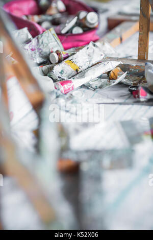 Verschiedene verwendet werden Rohre mit Farben Stockfoto
