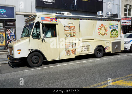 Momos essen Lkw am Broadway und 37th Avenue in Jackson Heights in Queens, New York City, serving Nepal & Himalaya Lebensmittel geparkt Stockfoto