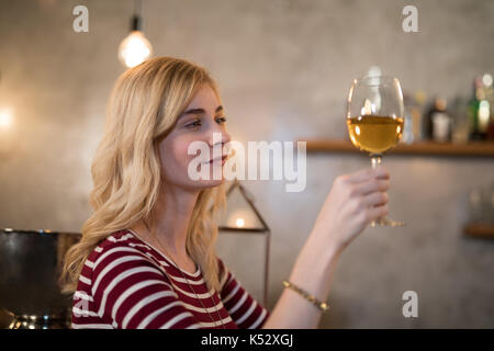 Schöne Frau mit Wein im restaurant Stockfoto