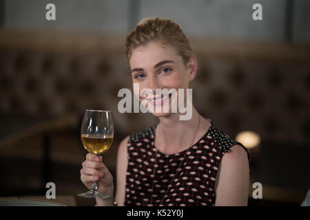 Portrait der schönen Frau, die Wein im restaurant Stockfoto