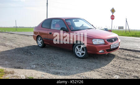 Krasnodar, Russland - 24. März 2013: Auto Hyundai Accent der 2. Generation in der Leistung eines 3-türigen Coupé. 3-Zylinder Dieselmotor. Illus Stockfoto