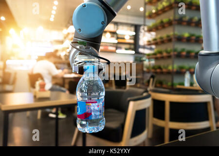 Robotik Trends Technology Business Konzept. Automatisierung Robot Arm für Kunststoff Flasche Wasser im Restaurant mit flare Licht Effekt haben. Stockfoto