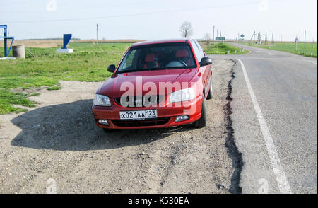 Krasnodar, Russland - 24. März 2013: Auto Hyundai Accent der 2. Generation in der Leistung eines 3-türigen Coupé. 3-Zylinder Dieselmotor. Illus Stockfoto