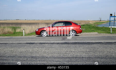 Krasnodar, Russland - 24. März 2013: Auto Hyundai Accent der 2. Generation in der Leistung eines 3-türigen Coupé. 3-Zylinder Dieselmotor. Illus Stockfoto