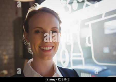 Portrait von lächelnd weibliche Eigentümer im Cafe Stockfoto