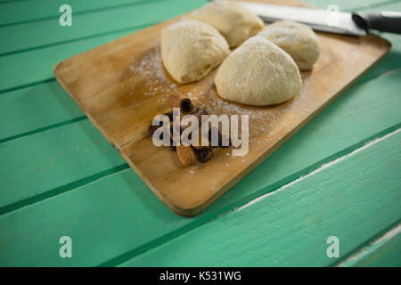 In der Nähe des raw-Cookies durch Messer auf schneidebrett am Tisch Stockfoto