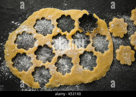 Nahaufnahme von Blume Schimmel auf den Teig am Tisch Stockfoto