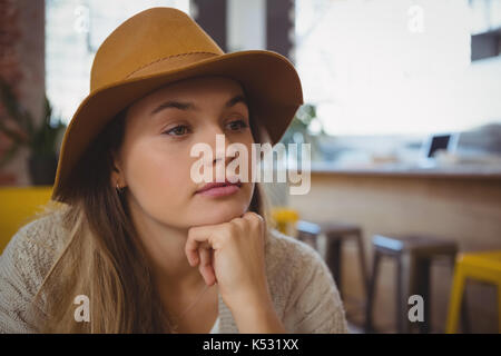 Nachdenklich schöne Frau weg schauen im Cafe Stockfoto