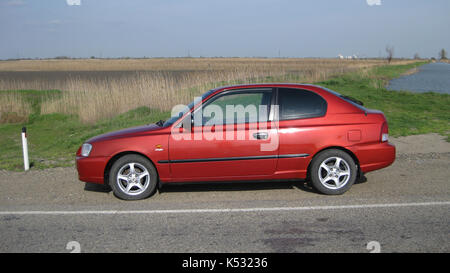 Krasnodar, Russland - 24. März 2013: Auto Hyundai Accent der 2. Generation in der Leistung eines 3-türigen Coupé. 3-Zylinder Dieselmotor. Illus Stockfoto