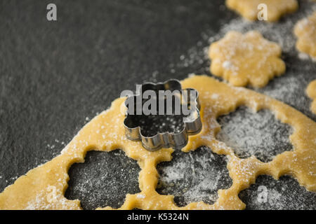 Hohe Betrachtungswinkel von Blume Schimmel auf den Teig am Tisch Stockfoto