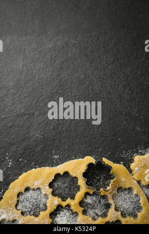 Direkt über der Blume Schimmel auf den Teig am Tisch Stockfoto