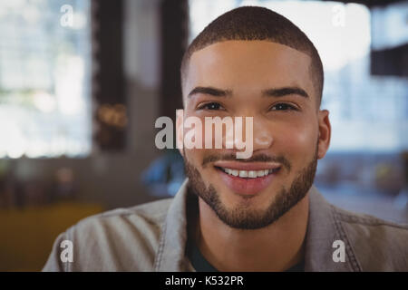 Close-up Portrait von lächelnden Mann im Cafe Stockfoto