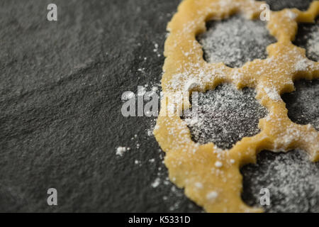 Hohe Betrachtungswinkel der Blume auf Teig am Tisch Stockfoto