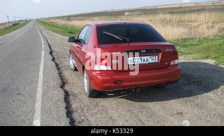 Krasnodar, Russland - 24. März 2013: Auto Hyundai Accent der 2. Generation in der Leistung eines 3-türigen Coupé. 3-Zylinder Dieselmotor. Illus Stockfoto